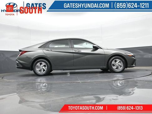 Used 2025 Hyundai Elantra SE FWD image 33