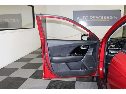 Used 2022 Kia Niro EX image 11