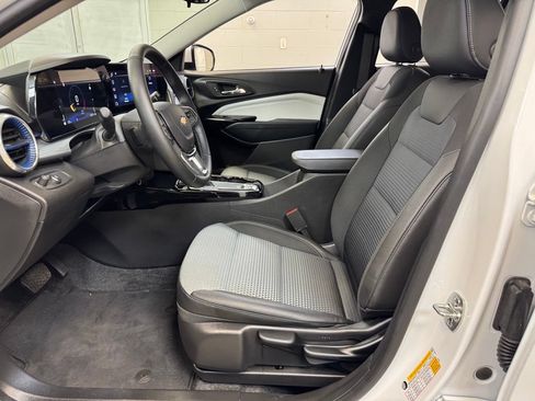 Used 2025 Chevrolet Trax LT w/ LT Convenience Package FWD image 13