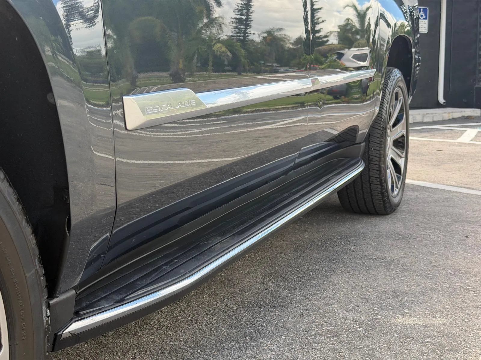 Used 2019 Cadillac Escalade ESV Luxury AWD/4WD image 9