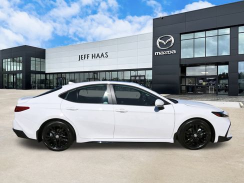 Used 2026 Toyota Camry SE image 5