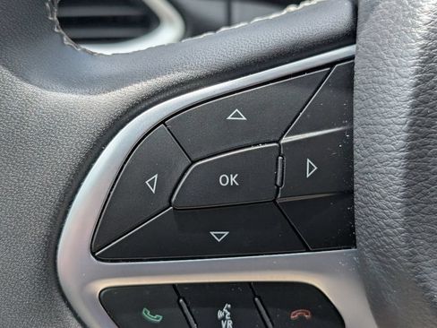Used 2023 Chrysler Pacifica Touring-L FWD image 14