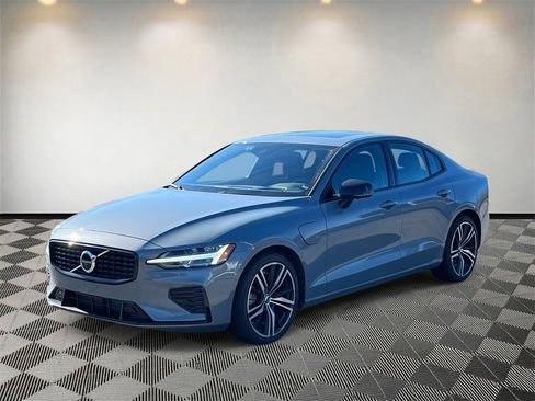 Used 2022 Volvo S60 T8 R-Design image 7