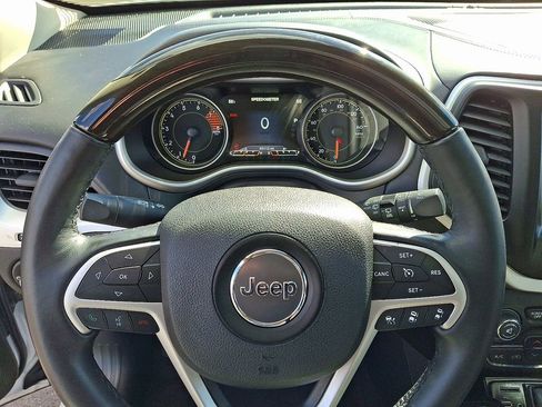 Used 2017 Jeep Cherokee Overland w/ Technology Group image 21