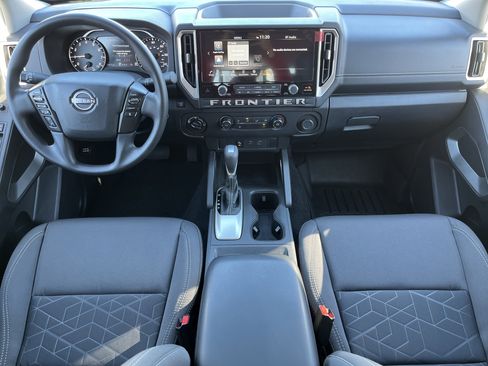 Used 2025 Nissan Frontier SV image 3