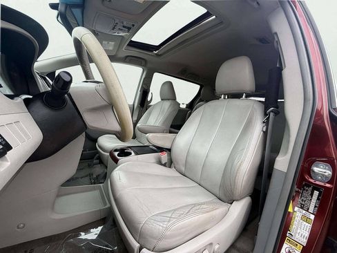 Used 2013 Toyota Sienna XLE FWD image 21