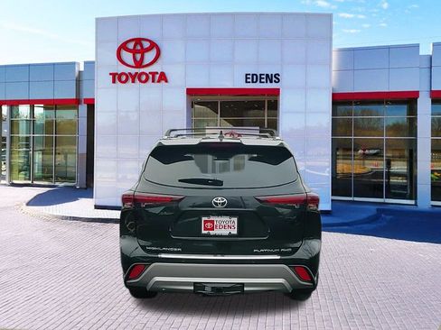 New 2025 Toyota Highlander Platinum image 4