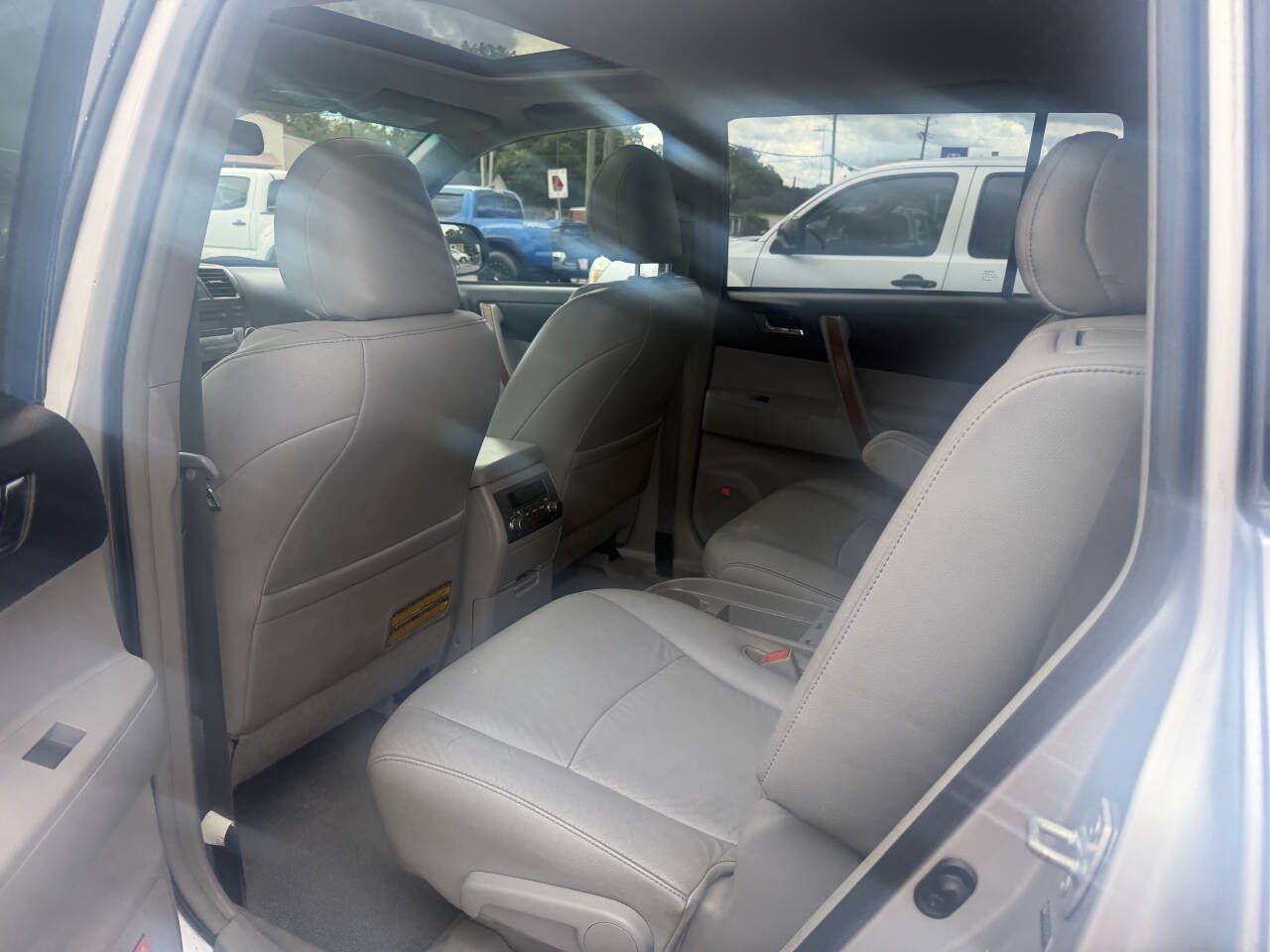 Used 2010 Toyota Highlander Limited w/ Extra Value Pkg 7 FWD image 5