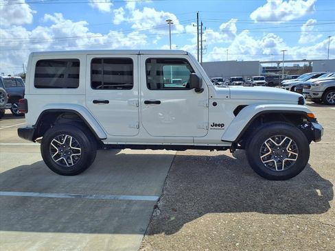 Certified 2025 Jeep Wrangler Sahara image 24