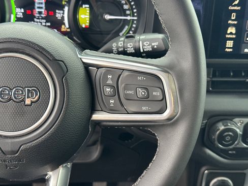 Used 2025 Jeep Wrangler Sahara image 25