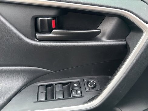 Used 2021 Toyota RAV4 LE image 5