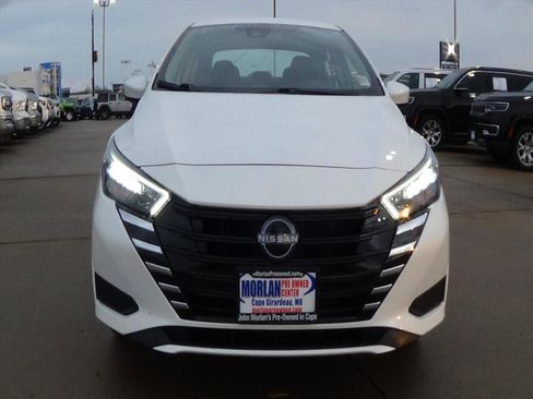 Used 2025 Nissan Versa SV image 3