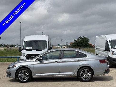 Used 2023 Volkswagen Jetta SE image 3