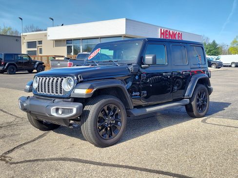 Used 2025 Jeep Wrangler Unlimited Sahara AWD/4WD image 2