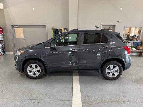 Used 2018 Chevrolet Trax LT w/ LT Convenience Package AWD/4WD image 1