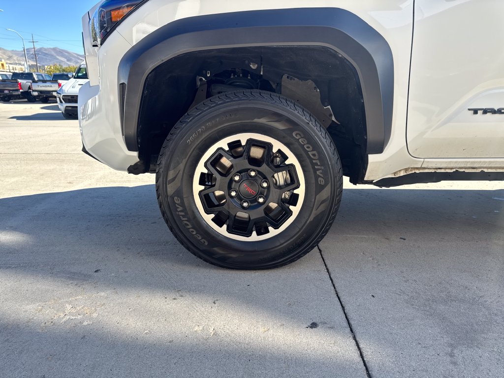 Certified 2025 Toyota Tacoma TRD Off-Road AWD/4WD image 26