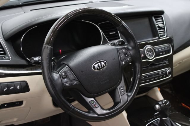 Used 2014 Kia Cadenza Premium w/ Technology Package FWD image 11