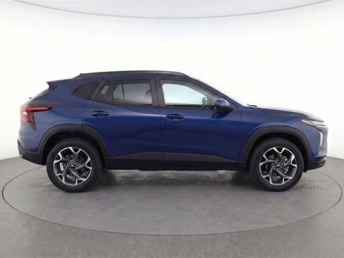Used 2024 Chevrolet Trax LT w/ LT Convenience Package FWD image 10