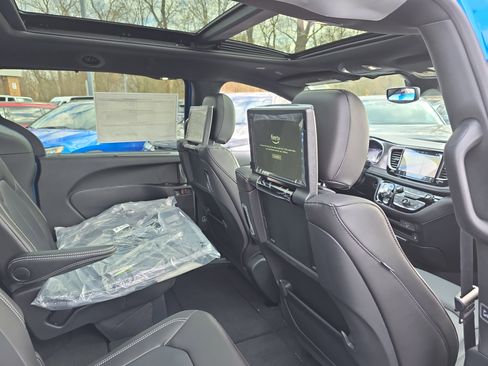 New 2026 Chrysler Pacifica Select image 29