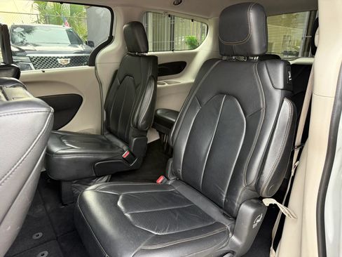 Used 2018 Chrysler Pacifica Touring-L Plus FWD image 15