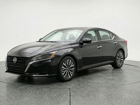 Used 2025 Nissan Altima 2.5 SV FWD image 3