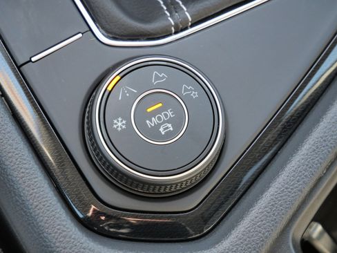 Certified 2025 Volkswagen Taos SE image 28