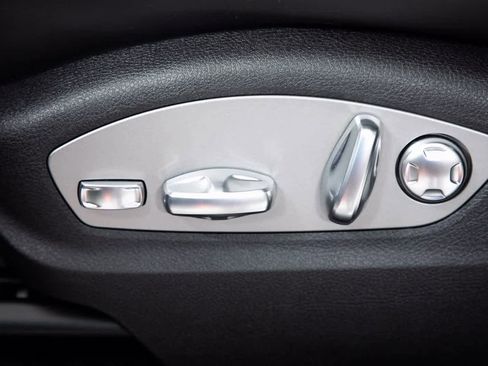 Certified 2025 Porsche Macan image 17