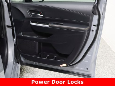 Used 2025 Toyota Sienna XLE Woodland Edition image 39