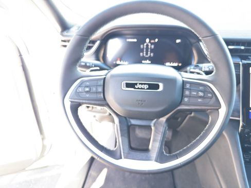 New 2025 Jeep Grand Cherokee L Limited w/ Luxury Tech Group II image 18