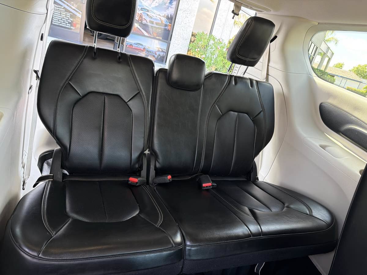 Used 2023 Chrysler Pacifica Touring-L FWD image 19