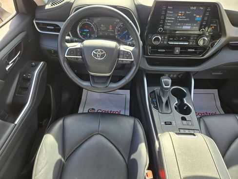 Used 2022 Toyota Highlander XLE AWD/4WD image 14