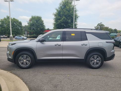 Used 2025 Chevrolet Traverse LT w/ Driver Confidence Package FWD image 6