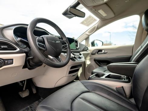 Used 2024 Chrysler Pacifica Touring-L FWD image 5