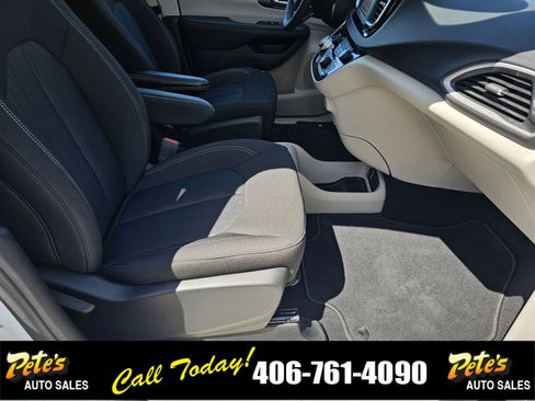 Used 2022 Chrysler Voyager LX image 17