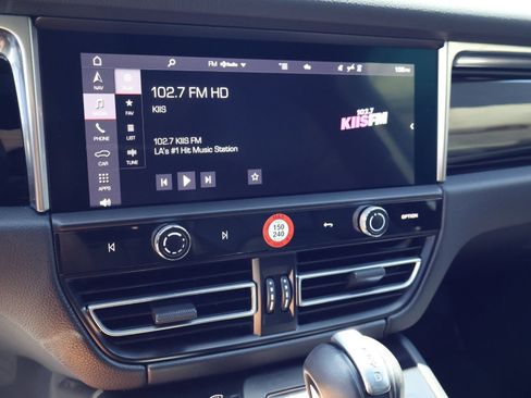 Certified 2024 Porsche Macan AWD/4WD image 17