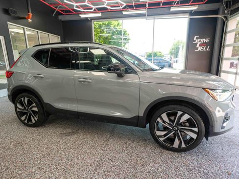 Used 2024 Volvo XC40 B5 Plus w/ Protection Package Premier AWD/4WD image 5
