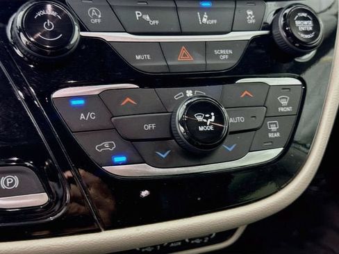 Used 2024 Chrysler Pacifica Touring-L FWD image 15