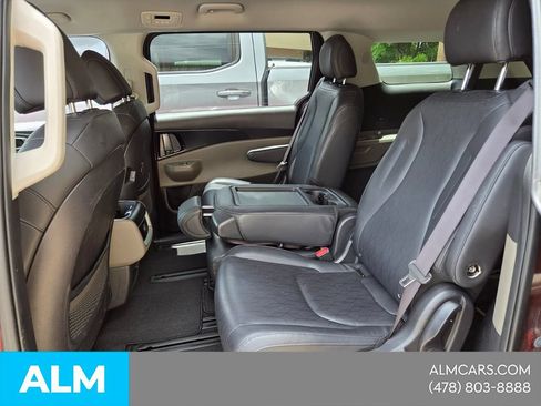 Used 2025 Kia Carnival FWD image 4