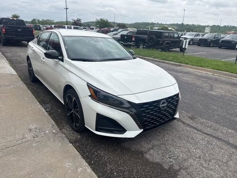 Used 2025 Nissan Altima 2.5 SR AWD/4WD image 2