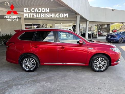Used 2022 Mitsubishi Outlander SEL image 2
