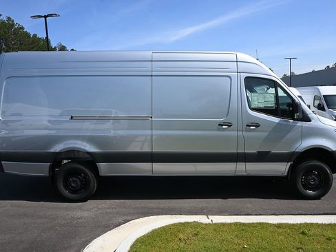 Used 2025 Mercedes-Benz Sprinter 2500 image 26