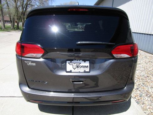 Used 2020 Chrysler Pacifica Touring-L Plus w/ S Appearance Package FWD image 6