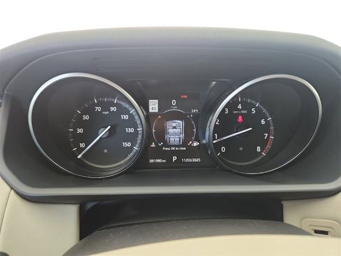 Used 2017 Land Rover Discovery HSE image 14