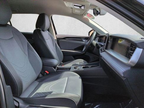 Used 2025 Volkswagen Tiguan SE FWD image 23