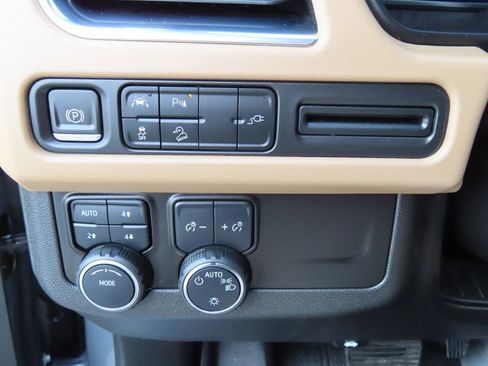 Used 2022 Chevrolet Tahoe Premier AWD/4WD image 11