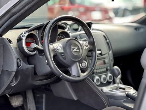 Used 2017 Nissan 370Z Roadster image 11