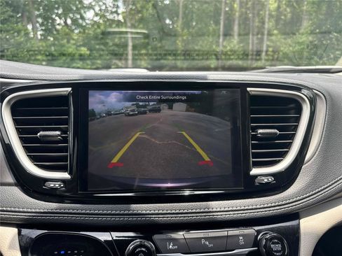 Used 2023 Chrysler Pacifica Touring-L FWD image 22