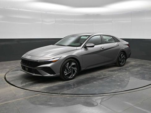 Used 2025 Hyundai Elantra SEL image 1