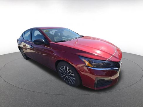 Used 2025 Nissan Altima 2.5 SV image 2