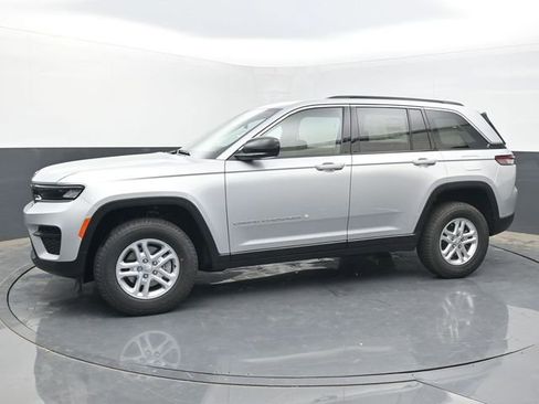 Used 2025 Jeep Grand Cherokee Laredo AWD/4WD image 2